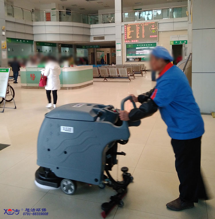 醫院保潔，醫院手推式洗地機大廳清洗